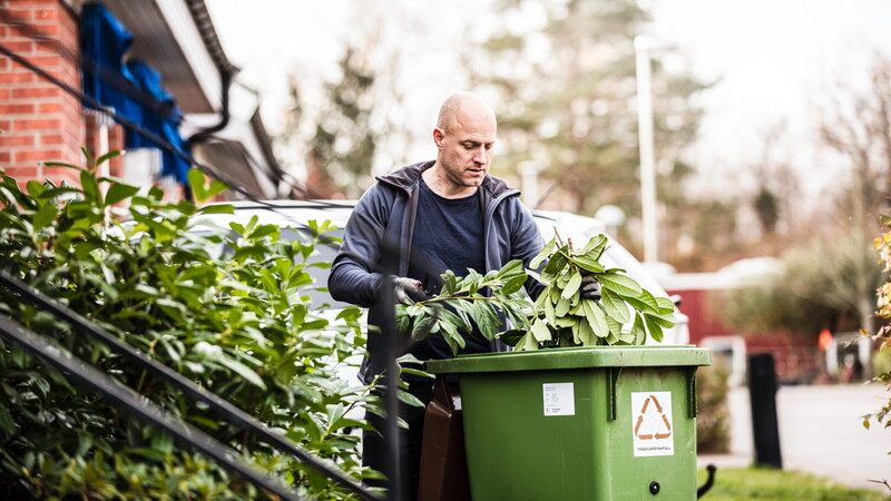 Man med trädgårdsavfall