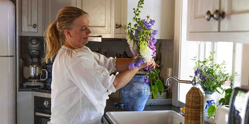 lotta med blommor i köket