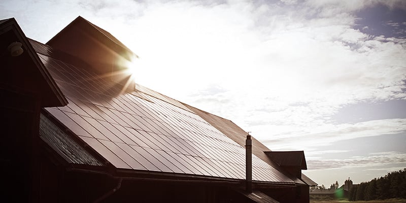 Solceller på en byggnad.
