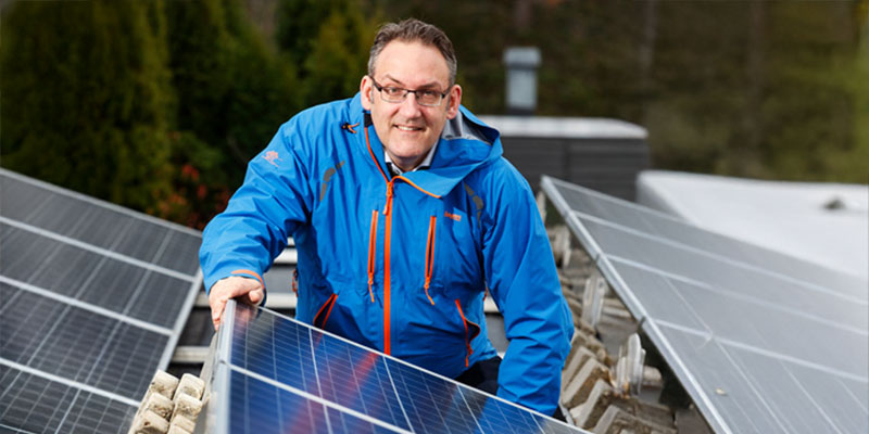 Mats Lundberg vid sina solceller.
