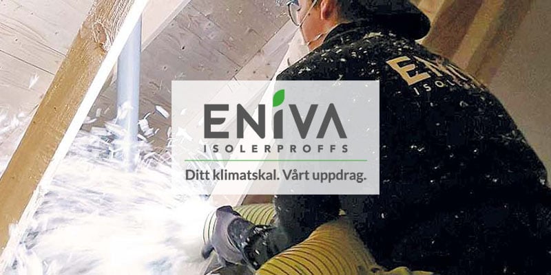 En person från Eniva tilläggsisolerar en vind.
