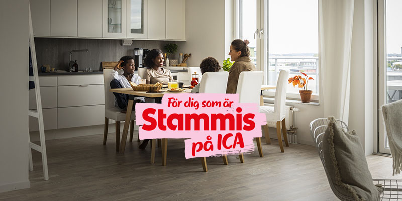 En familj sitter i sitt kök och äter frukost.