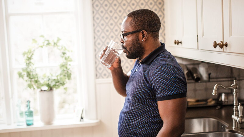 man dricker vatten